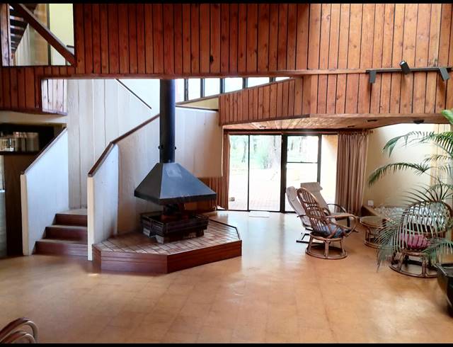 10 BEDROOM FREESTANDING TO LET IN EQUESTRIA